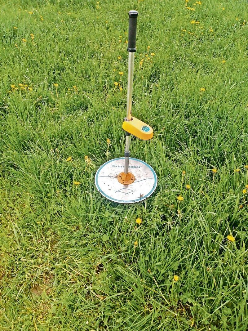 Auf den Millimeter genau misst der Grasshopper die komprimierte Grashöhe und gibt die Daten in einer App wieder.