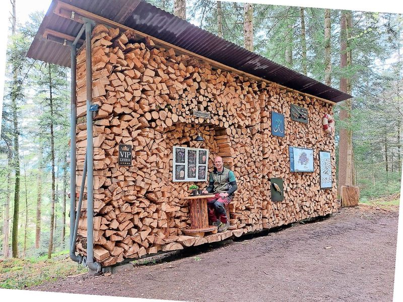 Holz für Haus und Grill. Seine Scheiterbeigen sind mit viel Liebe zum Detail gemacht.
