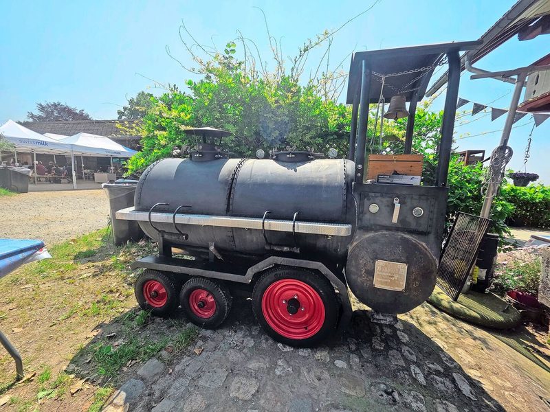 Die «Loki» ist ein Grill, den der Käser, Landwirt und Metzger selber gebaut hat. Dafür waren über 1000 Stunden nötig.