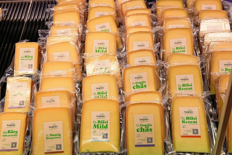 Der Grossteil der Milch wird in der Käserei vor Ort verarbeitet und unter anderem im Hofladen der «Agrovision Burgrain AG» verkauft.