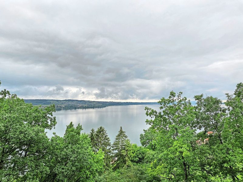 So präsentiert sich der Mai 2024 grösstenteils: regnerisch, mit gelegentlichen Aufhellungen. Das trübt die schöne Aussicht über den Bielersee.