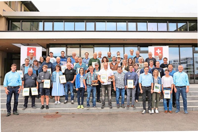Erstmals wurden die Besitzer der «More than Milk Queen»-Kühe geehrt. Dazu erhielten die beiden Besitzer der Fitness- Star-Kühe Berg und Tal, Andreas Studach, Mörschwil SG, und Thomas Gemperle, St. Peterzell SG (li.), je eine Holzkuh.
