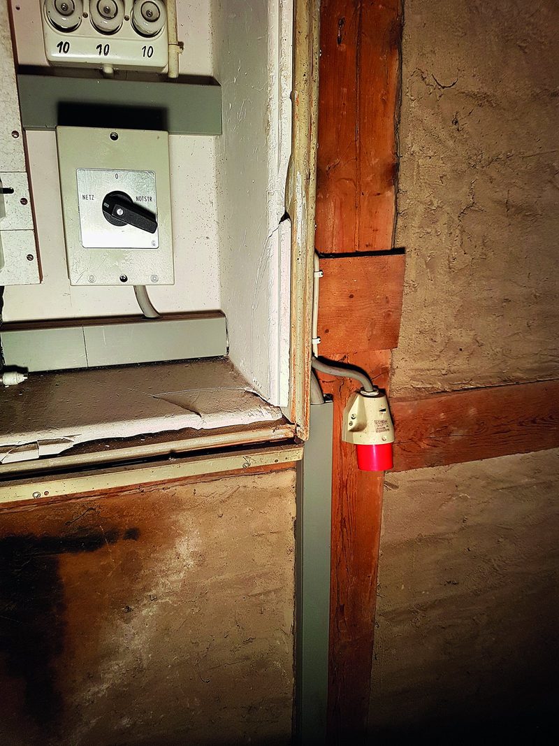 Der Umschalter und der Stecker ermöglichen die Einspeisung.