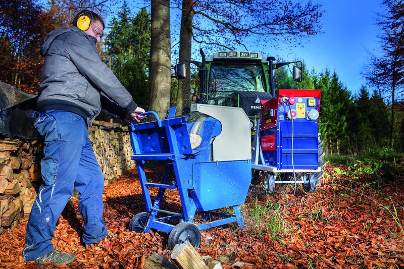 Zapfwellen angetriebene Generatoren können nicht nur an der Hauptverteilung eingesetzt werden. Die Stromerzeugung im Wald oder sonst wo im Gelände ist ebenfalls möglich.