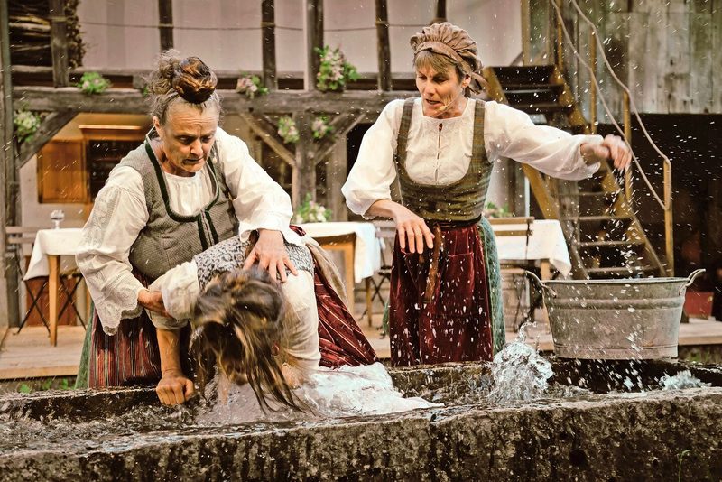 Streit zwischen Eisi (Anne Hodler) und den beiden Wirtinnen der Beiz «Chrüz» Babi (Christine Wyss, l.) und Vreni (Margrith Walpen, r.)