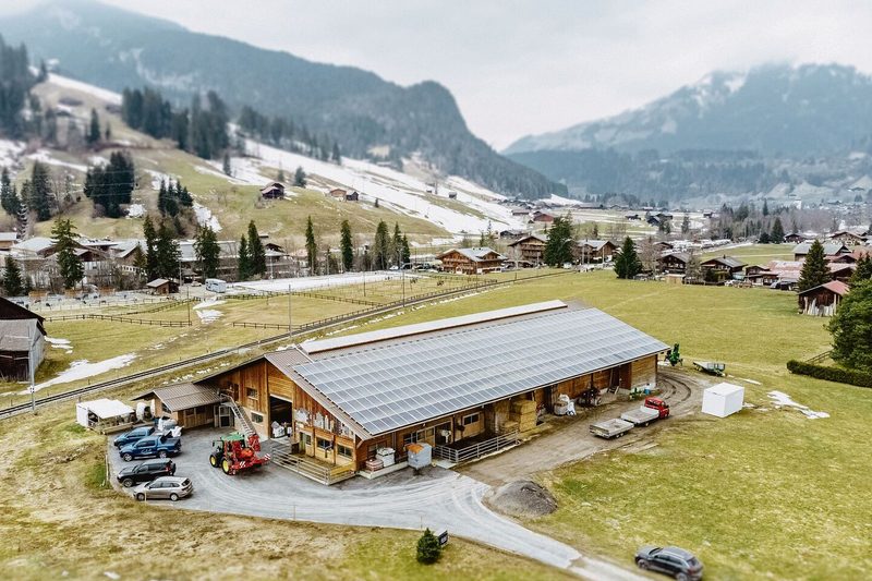 Der Stall in Gstaad aus der Vogelperspektive. Aus der Milch, die hier gemolken wird, entstehen in der nahegelegenen Käserei Spezialitäten.