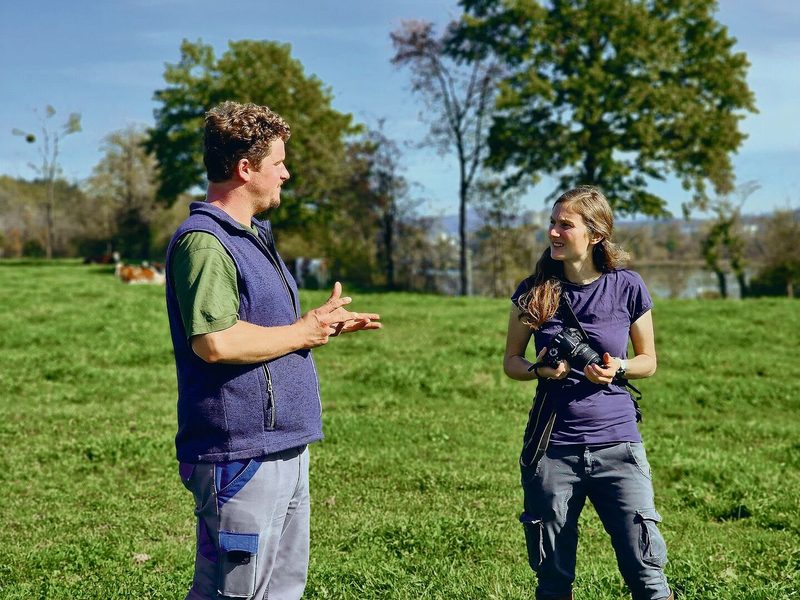 Landwirt Lukas Jost kann bei Fragen auf die Tierärztin Cornelia Buchli zählen. Die Muka-Fachstelle unterstützt Betriebe bei der Umstellung.