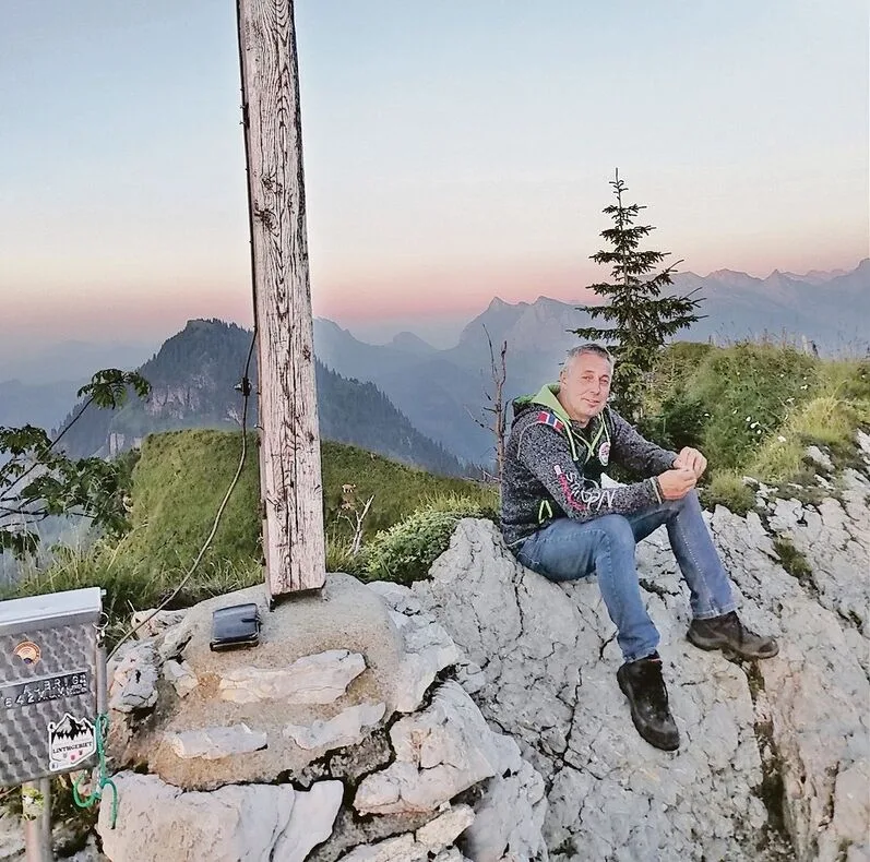 Der Schwyzer Präsident Albin Fuchs geniesst den Weitblick von einem Berggipfel.
