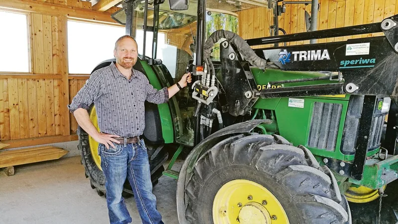 Der Zuger Präsident Thomas Rickenbacher mit seinem John-Deere-Traktor.