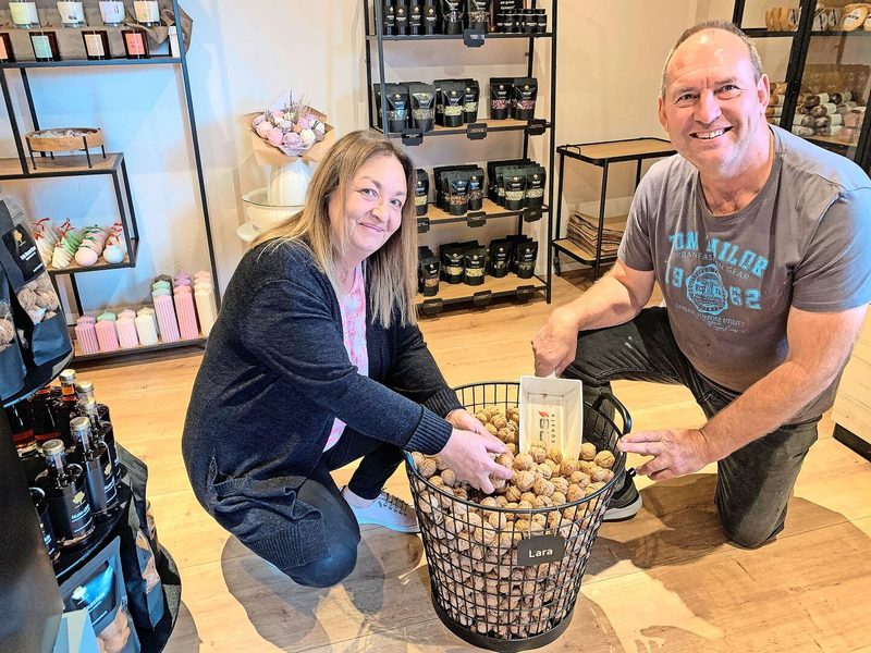 Sabine und Stefan Meier im Hofladen: In der Farmerboutique werden viele Nussprodukte angeboten.