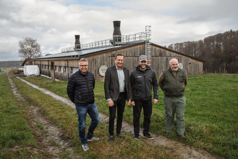 Gemeinsam zum Minergie-Stall (v.l.): René Steiner vom WPC Wärmepumpen-Center, David Stauffer von der Globogal AG, Mathias und Hans Leuenberger. Bild: Pia Neuenschwander