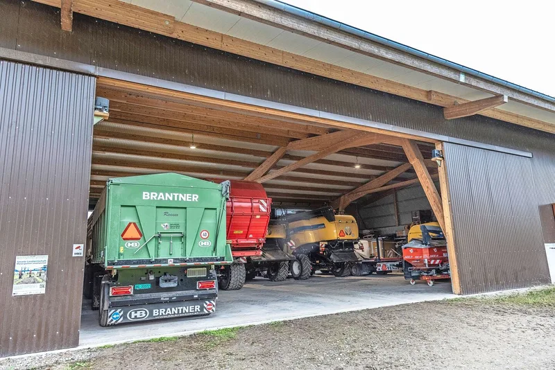 Das mittlere Binderfeld von hinten mit Schiebetoren für die Durchfahrt mit Anhängerzügen und Mähdreschern.