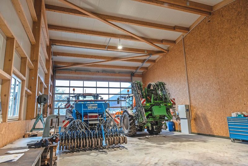 In der Werkstatt können Traktoren und Mähdrescher nebeneinander abgestellt und gewartet werden.
