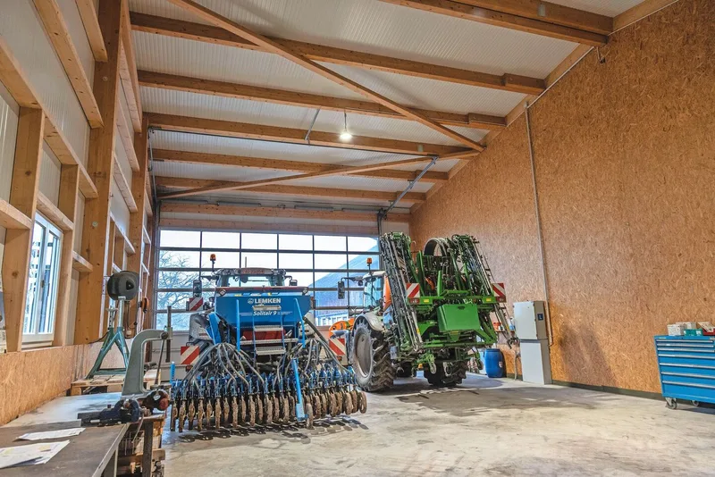 In der Werkstatt können Traktoren und Mähdrescher nebeneinander abgestellt und gewartet werden.