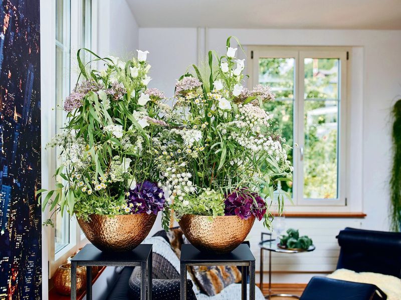Zwei prachtvolle Arrangements aus Schweizer Blumen (im Fachjargon Werkstücke genannt) von Urs Iten.