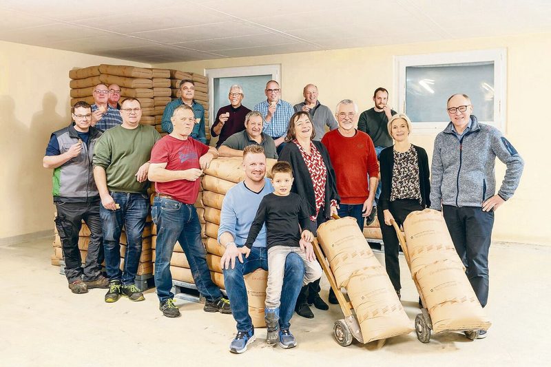 Neues ausprobieren: Die beiden Geschäftsleiterinnen mit den Aargauer Landwirten, die für das Unternehmen im Rahmen eines Pilotprojekts nachhaltig produzierten Weizen anbauen.