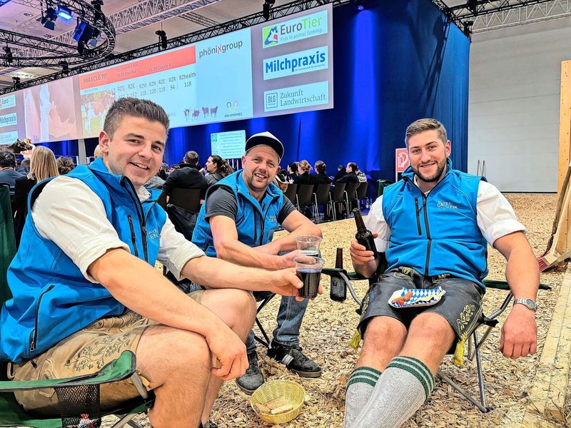 Auch die Geselligkeit durfte an der Messe nicht fehlen. Drei Mitarbeiter von Bayern-Genetik geniessen die gemeinsame Pause mitten im Geschehen.
