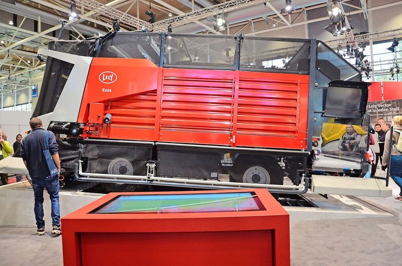 Im Zentrum des Lely-Standes thronte der Eingrasroboter Lely Exos. Selbstständig bringt er das Weidegras zu den Kühen in den Stall.