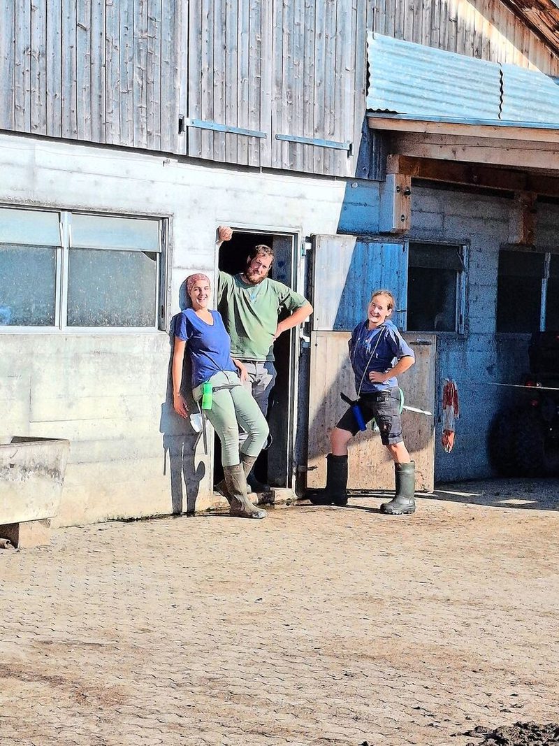 Unsere neue Teambesetzung auf der Alp Valpun mit Zusennin Sereina, Küher Andreas und Hirtin Jasmin (v. l. n. r).