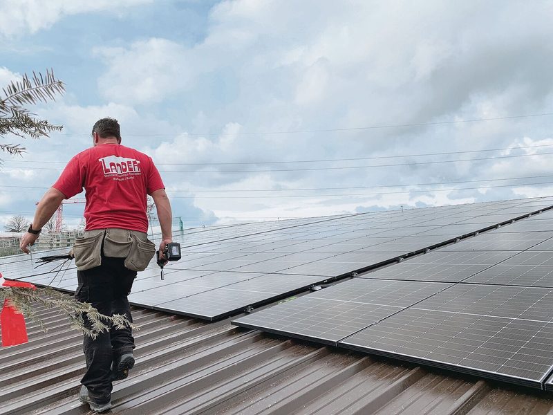 Auf dem Dach der neuen Liegehalle des Landwirtschaftsbetriebes beim Altersheim Hermolingen in Rothenburg wurden kürzlich Solarmodule montiert, im Rahmen eines Contracting.