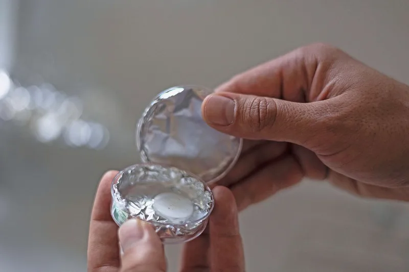 in einer mit Alufolie ausgekleideten Petrischale liegen kleine Fitzelchen Dreck, also Plastik.