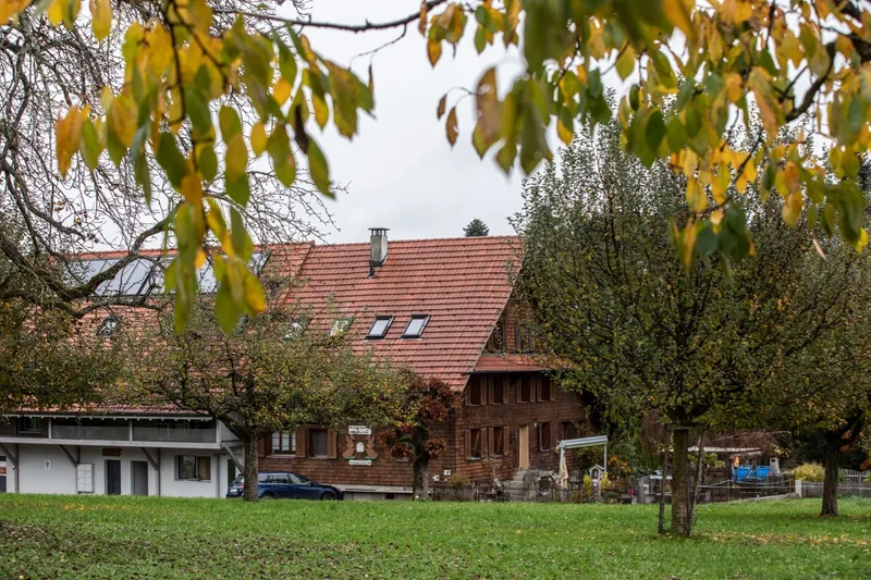 Unscheinbar in die Landschaft eingebettet: Der Schlacht- und Verarbeitungsbetrieb der Kani-Swiss GmbH liegt im Parterre des Wohngebäudes. Bild: Pia Neuenschwander