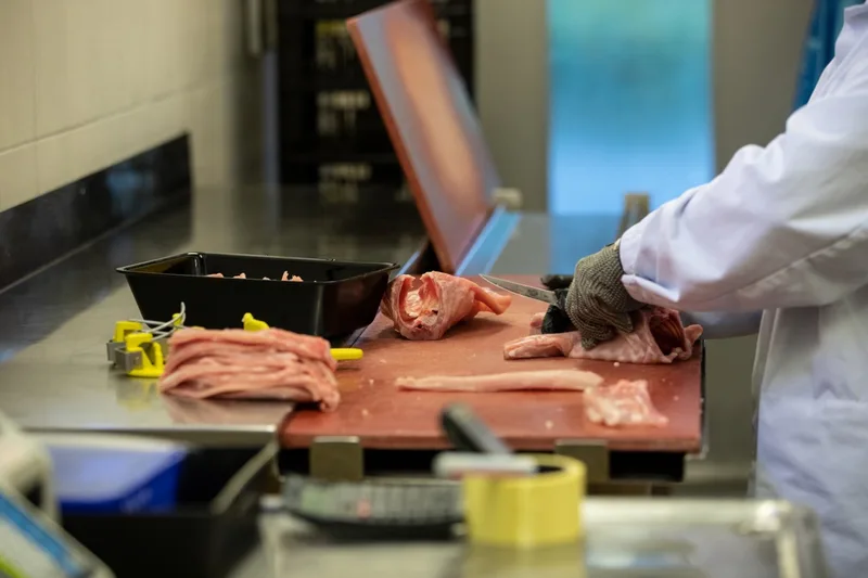 Die Verarbeitung von Kaninchenfleischs ist wegen den vielen Knochen aufwändig. Bild: Pia Neuenschwander