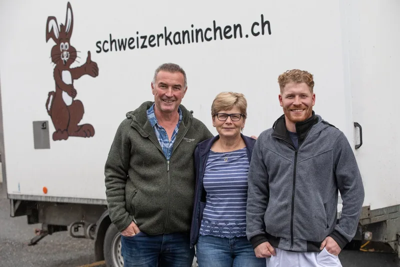 Generationenwechsel: Felix und Rosmarie Näf planen schrittweise die Betriebsübergabe der Kani-Swiss GmbH und des landwirtschaftlichen Betriebs an Sohn Silvan. Bild: Pia Neuenschwander