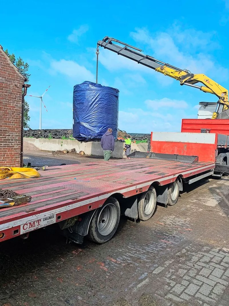 Der neue Aussenmilchtank mit 15 000 l Kapazität wird geliefert.
