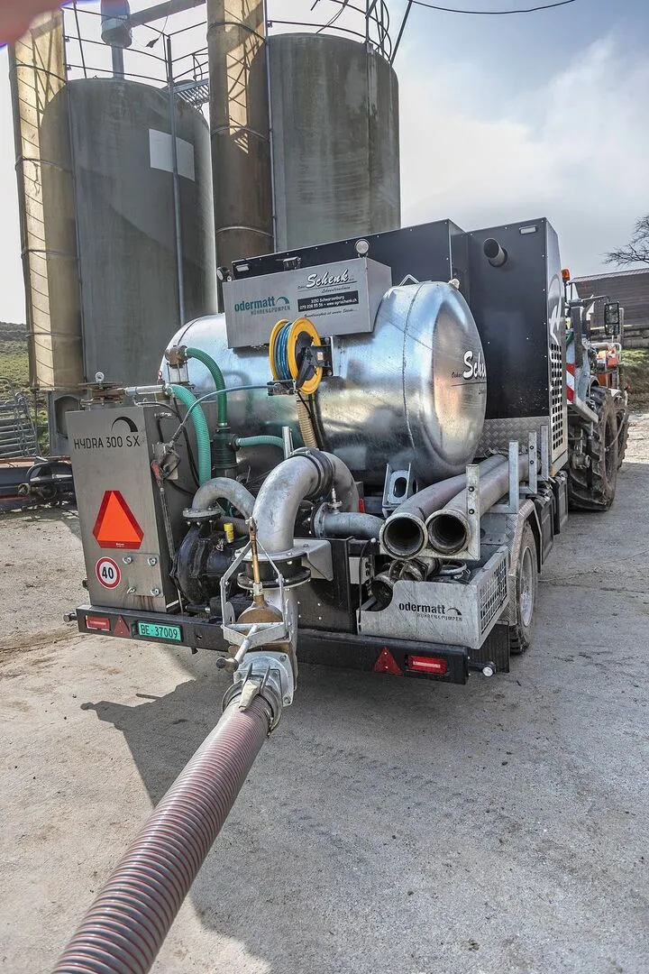 Mit dieser Einrichtung ist die Verschlauchung im Einmann-Verfahren möglich. Die Pumpenfernsteuerung erfolgt von der Traktorkabine aus.