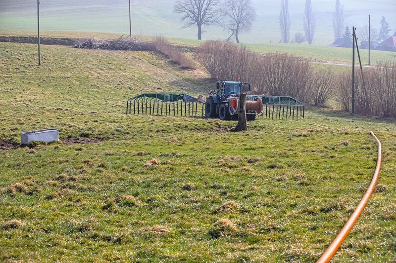 Es braucht eine gute Routenwahl, damit sich der Schlauch nicht um Hindernisse knotet. Diese kann beispielsweise vorgängig mittels Geoportal geplant werden.