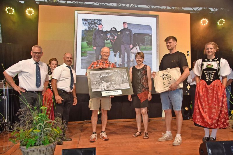 Die Familie Markus Wyss aus Grasswil BE wurde für ihre Kuh Wyss Blaide Herta geehrt. Herta erreichte mit der Juli-Milchwägung die magische Milchgrenze von unglaublichen, 205 289 kg.
