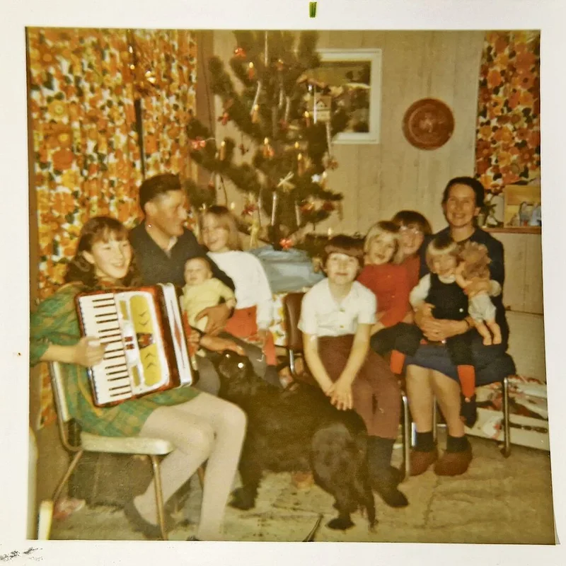 Weihnachten 1970, das einzige Jahr, in dem eine Föhre in der Stube stand. Die Kinder fanden diese so schön.