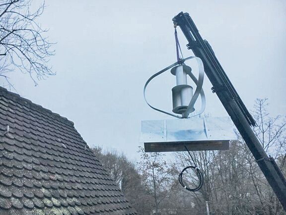 Vertikale Windräder können frei stehend auf ein Flachdach oder auf Giebeldächer installiert werden.
