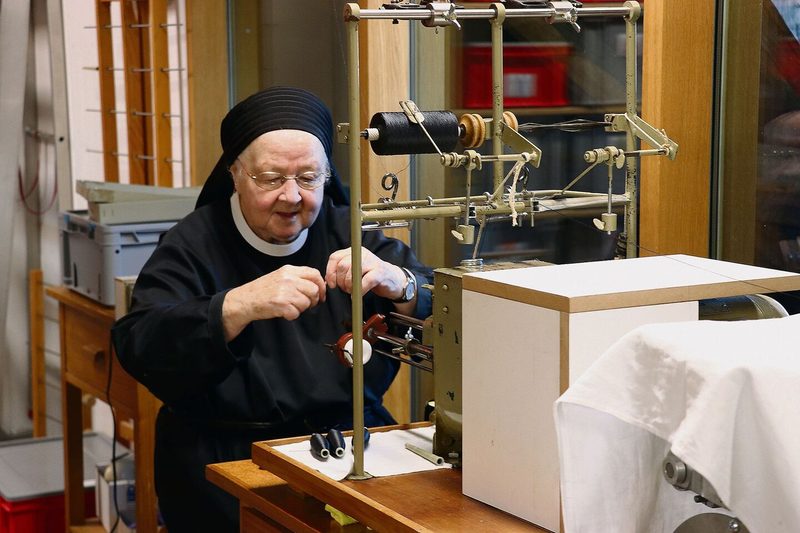 Schwester Bernadette ist eine der Klosterfrauen, die in der Paramenten-Werkstatt arbeiten.