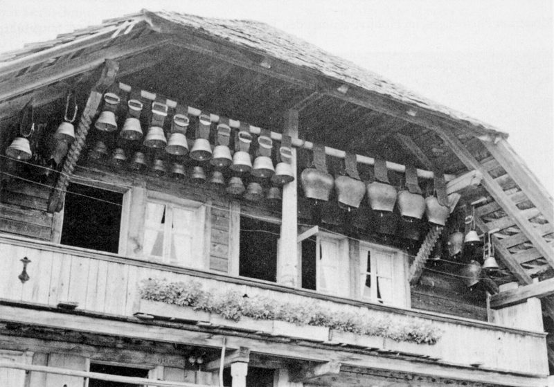 Auf der Alp Rämisgummen hängt das schöne Geläut für den Alpaufzug und Alpabzug den Sommer hindurch unter dem Dach der Sennhütte.