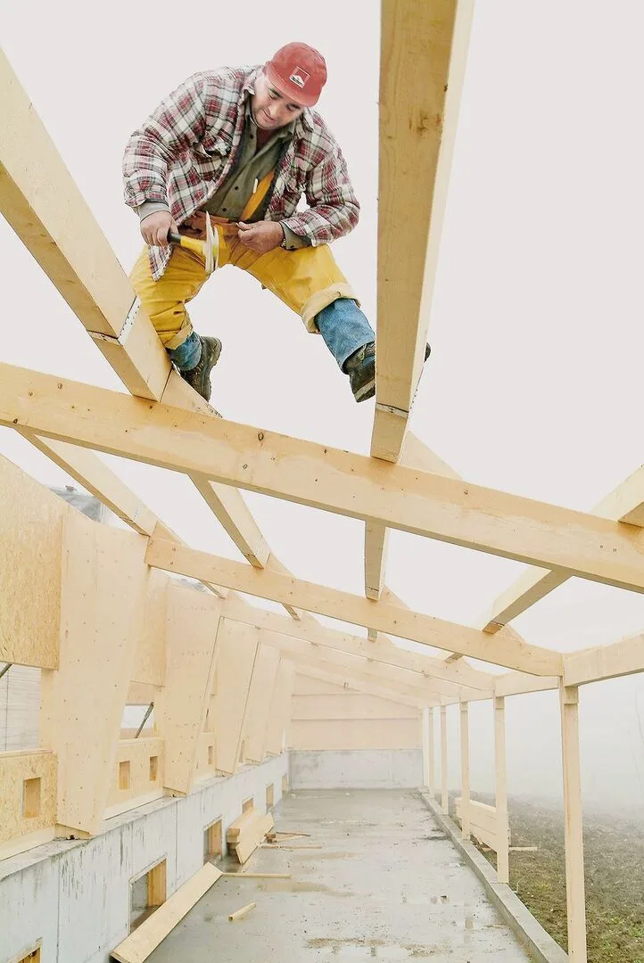 Zwar sind auch die Preise für (importiertes) Bauholz gestiegen. Wer mit Schweizer Holz baut, braucht aber weniger teuren Stahl und Beton.