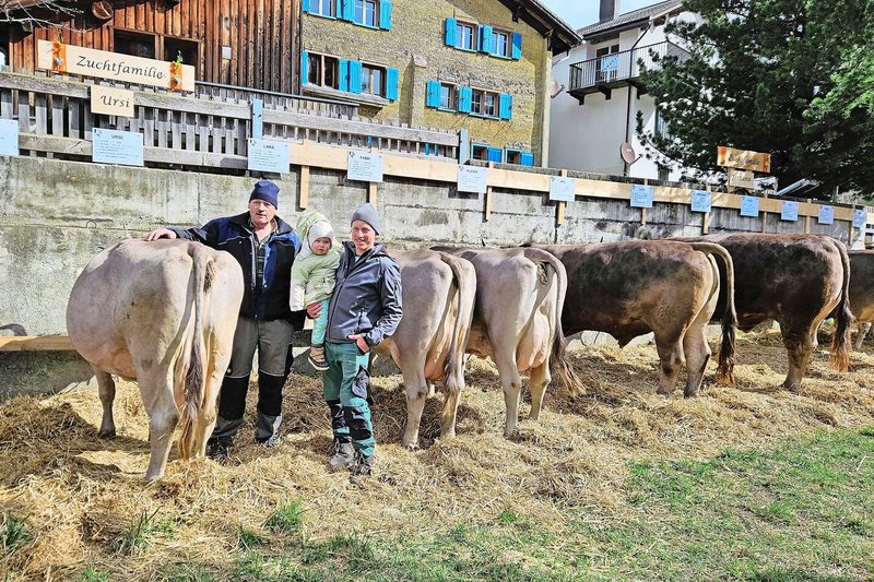 Markus, Oliver und Franz Meuli (v. l.) mit der weiblichen Zuchtfamilien Ural Ursi, die eine sehr hohe Punktzahl von 87 Punkten erreichte.