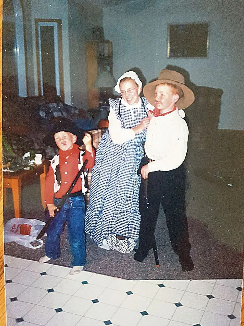 Die Kinder von Marianne Stamms Schwester Helen Harris in Rancher-Montur bereit zum «Trick or Treat»-Ausgang.