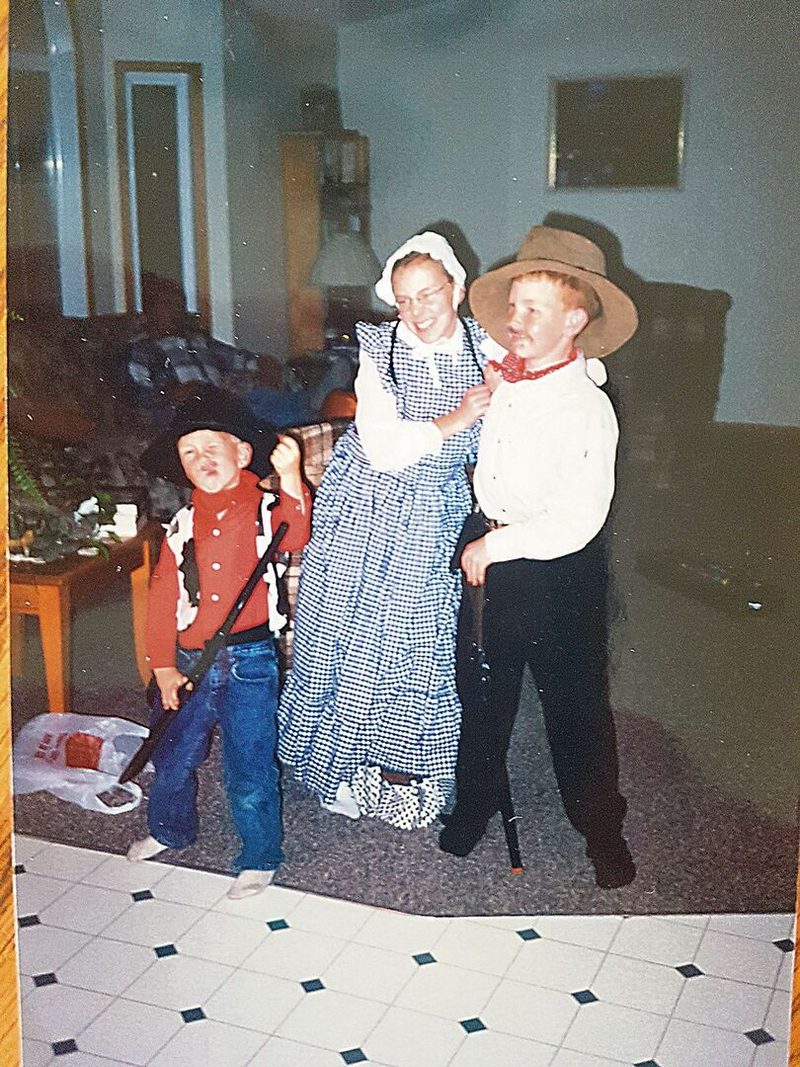 Die Kinder von Marianne Stamms Schwester Helen Harris in Rancher-Montur bereit zum «Trick or Treat»-Ausgang.
