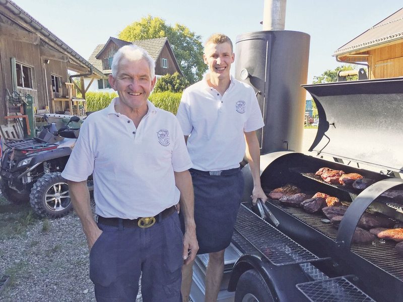 Gastgeber des Schlösslihofs Josef Gisler und Sohn Ivo sorgten am Smoker dafür, dass nichts anbrannte.