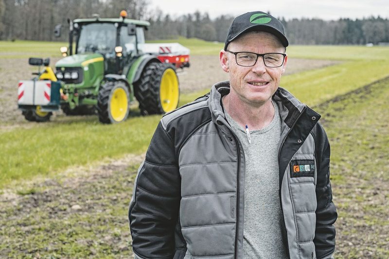 Toni Suter ist für den Bereich Pflanzenbau verantwortlich. Die Schützenmatte in Lenzburg ist derzeit sein zweiter Arbeitsort.