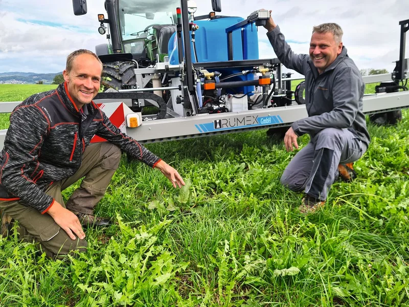 Die Lohnunternehmer Andreas Egger (links) und Thomas Bucher setzen den Rumex seit einigen Wochen ein und sind sehr zufrieden mit der exakten Blackenerkennung.
