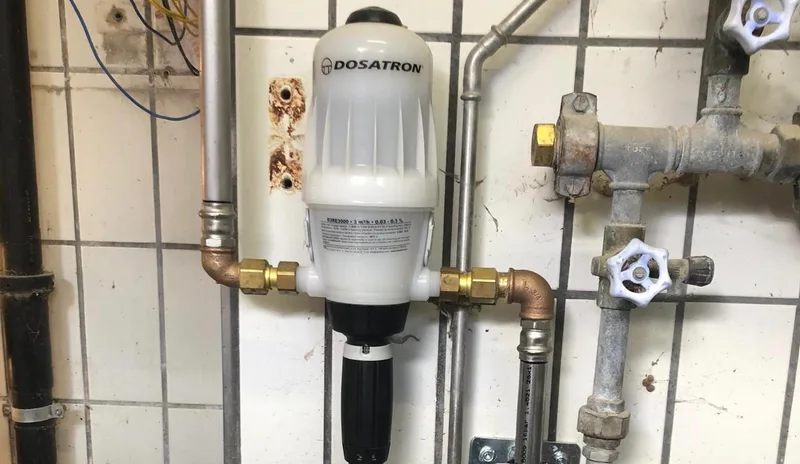 Dosatron gibt dem Wasser permanent eine geringe Menge Desinfektionsmittel zu. Bild: KGD