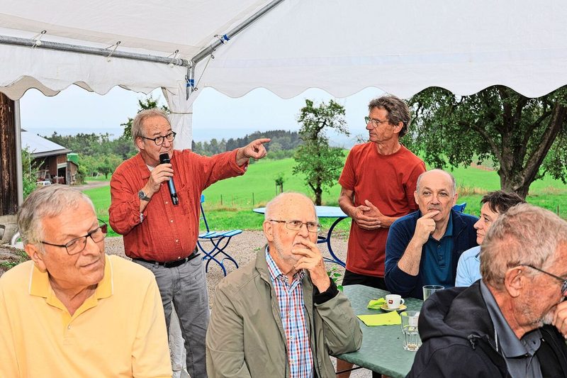 Sie leiten den Gemeinschaftshof Gabris: Reginald Langford (links, stehend, mit rotem Hemd und Mikrofon) sowie Karl Heuberger (rechts, stehend, mit rotem T-Shirt).