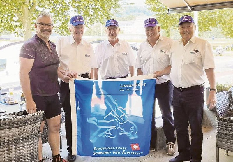 Das Luzerner OK traf den Innerschweizer Koni Lustenberger in den ESAF-2004-Originalhemden.