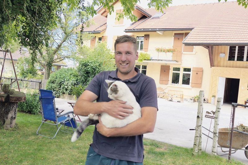 Wo man sich draussen trifft: Oliver Vogt mit dem Hofkater Maudi unter dem Nussbaum.