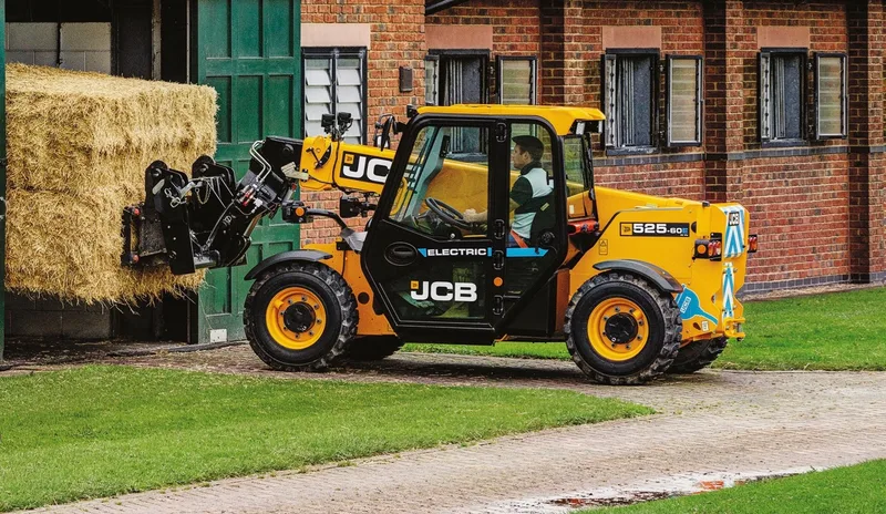 Der JCB Teleskoplader 525-60E hat die gleiche robuste Bauweise wie sein Diesel-Pendant und hat die gleichen Leistungswerte. Der Akku ist anstelle des Verbrennungsmotors auf der rechten Seite positioniert. Bild: zVg