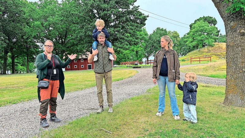 Unserer Reiseleiterin, Lena Eriksson (links), beim Übersetzen. Hier auf dem Hof von Henric und Eva Weijber (mit den beiden Hofnachfolgern).