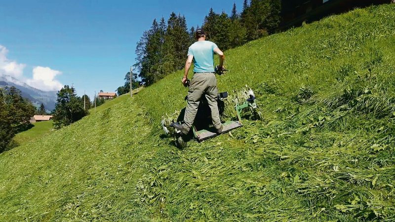 Markus Klötzli bei der Mäharbeit: Gut sichtbar ist hier die hochklappbare seitliche Stehhilfe, die eine aufrechte Körperhaltung ermöglicht.